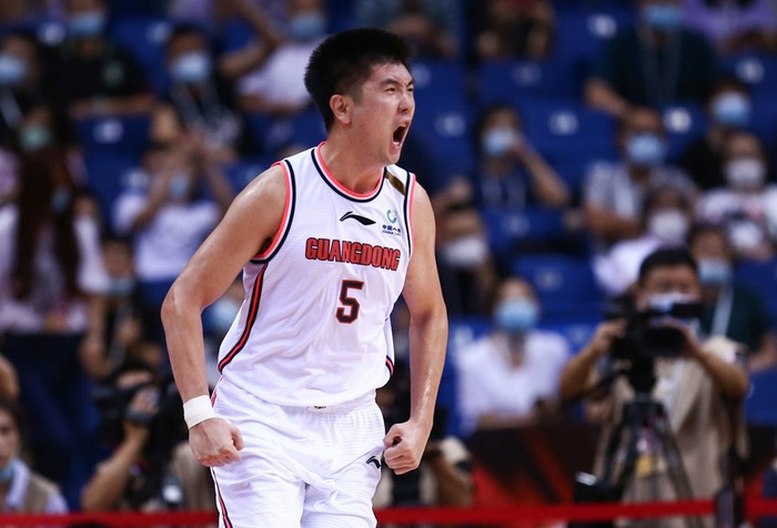 包含关键时刻广东宏远调整名单以备葡超，单刀错失环节打磨，气氛紧张，更衣室氛围转暖的词条