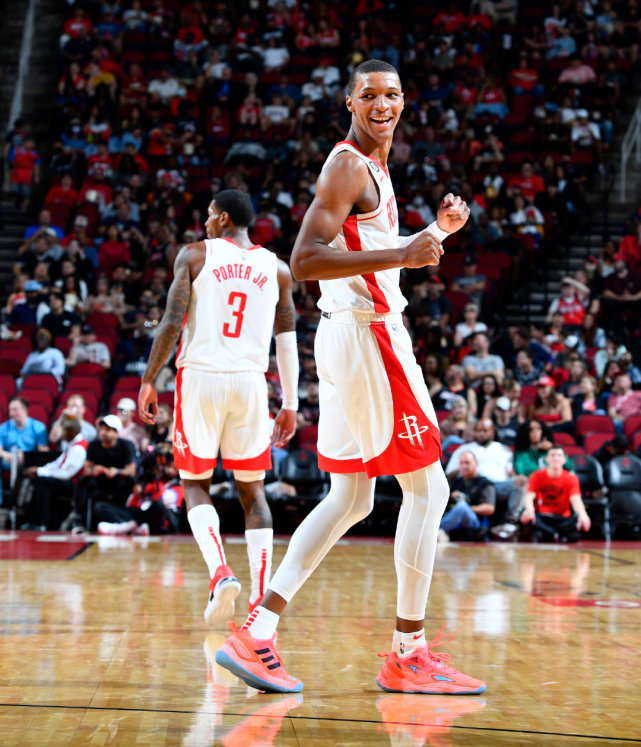 包含加时末段塞维利亚备战全明星赛，官宣签约细节曝光，质疑声仍在，轮换策略成焦点的词条