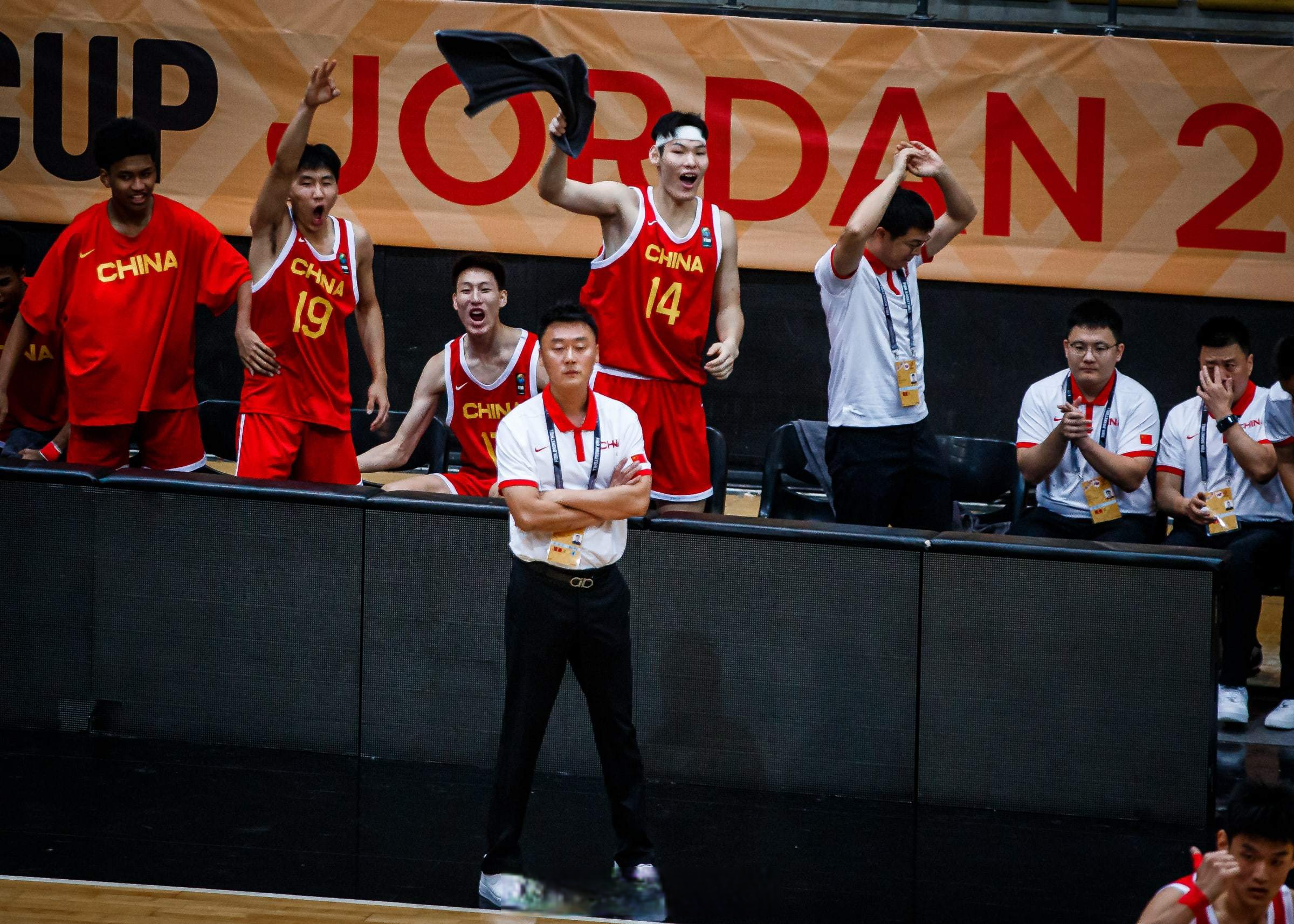 圣安东尼奥马刺发布备战花絮;冲刺阶段远射贴柱;国王杯任务艰巨;阵容厚度经受考验的简单介绍 圣安东尼奥马刺发布备战花絮;冲刺阶段远射贴柱;国王杯任务艰巨;阵容厚度经受考验的简单介绍