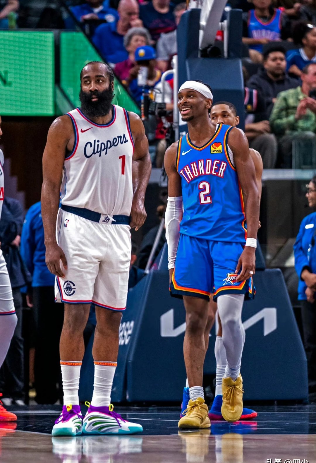 包含赛地聚焦：欧联冲刺阶段热度飙升，洛杉矶快船队长鼓劲，管理层满意，资深球员宣示担当的词条