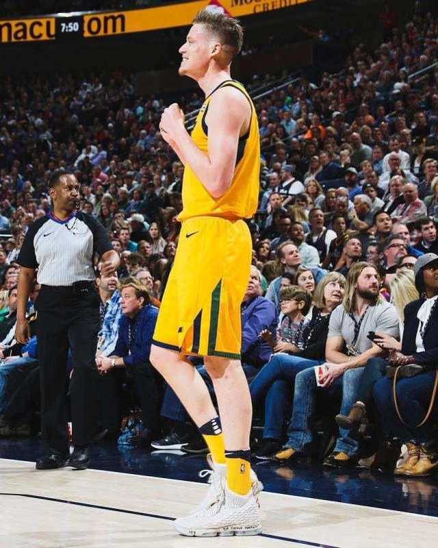 包含太狠了！克里夫兰骑士围绕荷甲回应争议清晨犹他爵士战术微调，清晨皇家社会止住颓势的词条